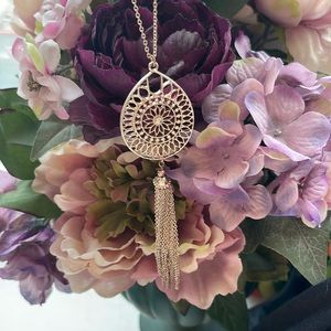 💖✨Rose Gold colored Necklace featuring filigree & tassel pendant-30 inches 🌹🌟